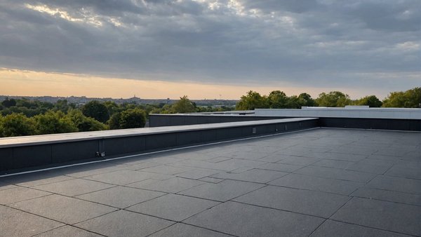 Comprendre l'importance de l'acrotère pour vos toits terrasses